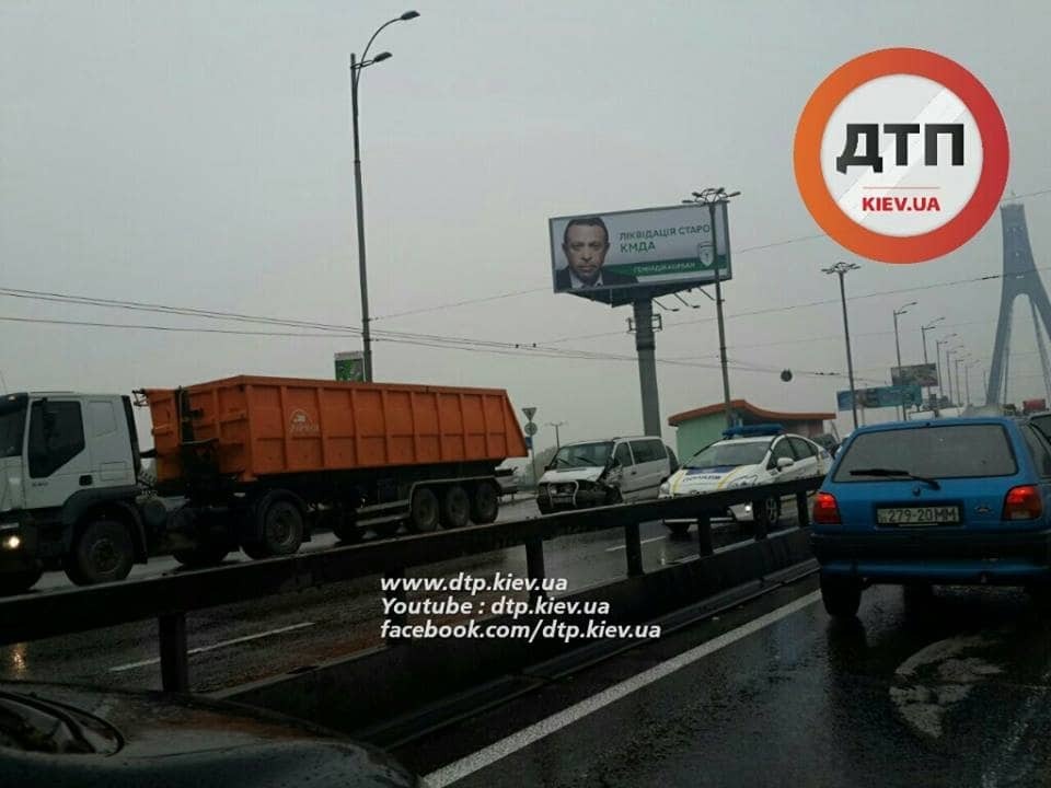 В Киеве масштабное ДТП парализовало движение на Московском мосту