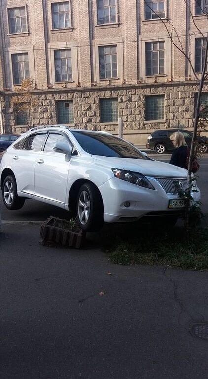 "Навалялся и припарковался": в Киеве Lexus "завис" над бетонной клумбой - фотофакт