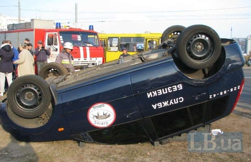 У Києві перекинувся автомобіль із охоронцями: фото з місця ДТП