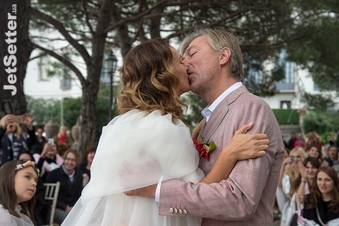 Известный украинский кинопродюсер устроил возлюбленной сказочную свадьбу на острове в Италии