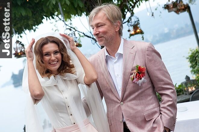 Известный украинский кинопродюсер устроил возлюбленной сказочную свадьбу на острове в Италии