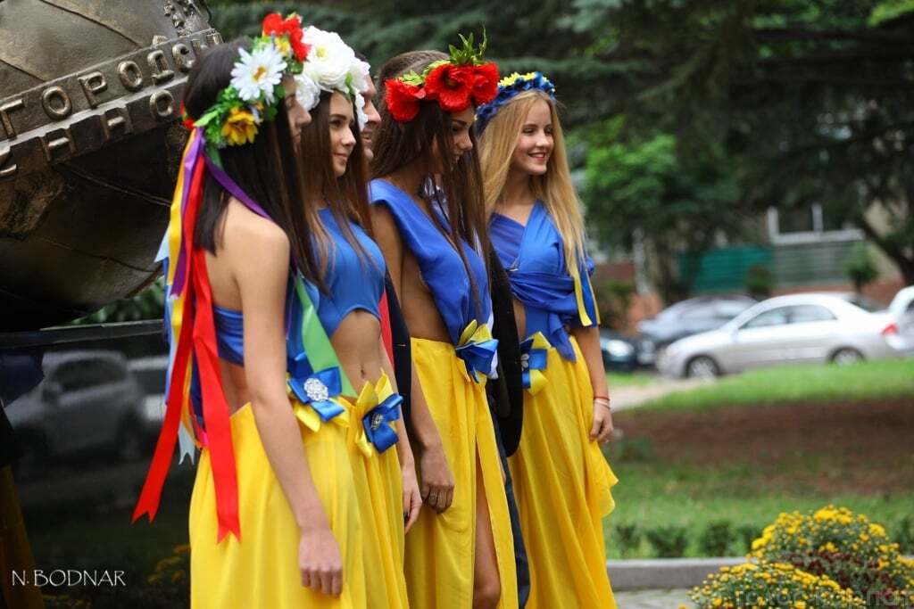Обнаженные студентки и священники: сеть поразили фото с празднования 70-летия Ужгородского вуза