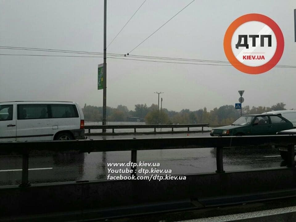 В Киеве масштабное ДТП парализовало движение на Московском мосту