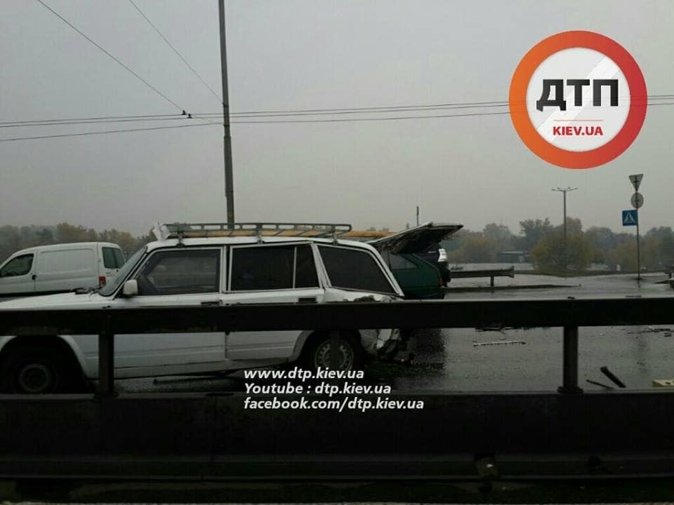 В Киеве масштабное ДТП парализовало движение на Московском мосту