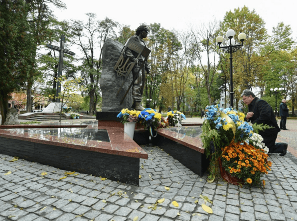 Порошенко в Ивано-Франковске встал на колени в память о павших Героях: фотофакт