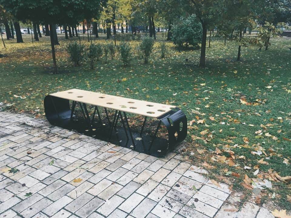 Такие разные: в киевском парке появились креативные лавочки