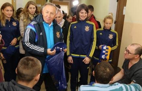 Самые красивые футболистки Украины посетили раненых воинов АТО