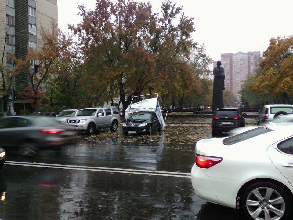 В Киеве "сбежавшая" агитпалатка накинулась на автомобиль: фотофакт