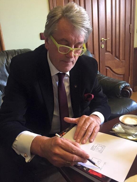 Модный Ющенко появился в желтых хипстерских очках