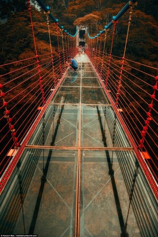 На Тайване открыли стеклянный мост, от которого у туристов захватывает дух