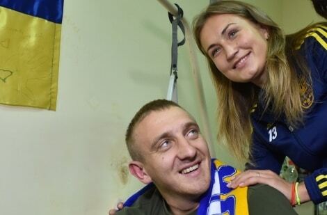 Самые красивые футболистки Украины посетили раненых воинов АТО