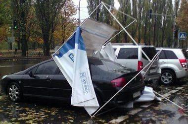 В Киеве "сбежавшая" агитпалатка накинулась на автомобиль: фотофакт