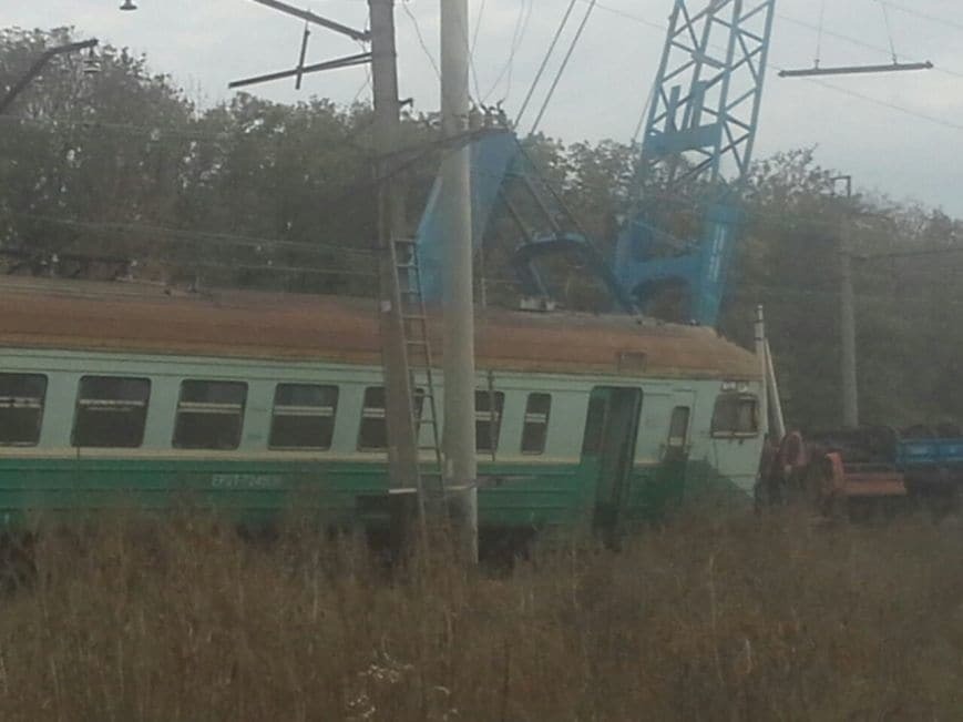 В окупованій Макіївці потяг збив машину: опубліковані фото