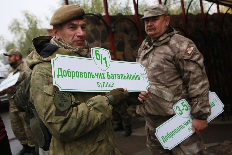 У Києві добровольці "перейменували" вулицю, де знаходиться консульство Росії