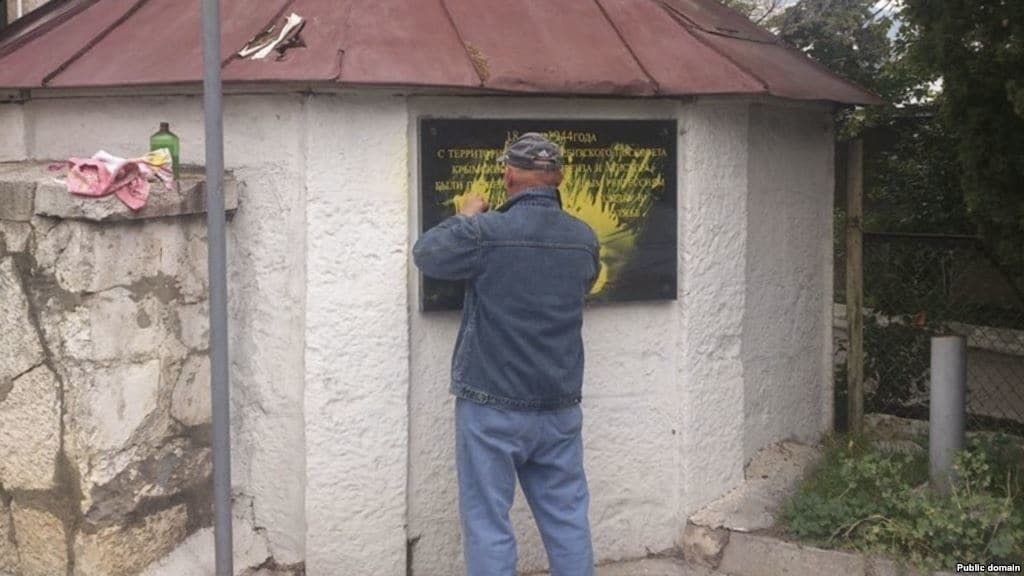 Оккупанты в Крыму осквернили мемориал памяти жертв депортации крымских татар: фотофакт