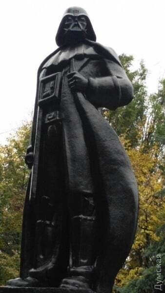 Декоммунизация по-одесски: вместо Ленина поставили памятник Дарту Вейдеру