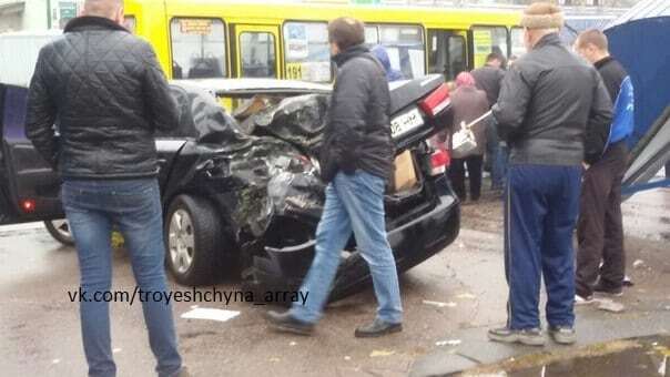 В Киеве автомобиль протаранил остановку: фото с места ДТП