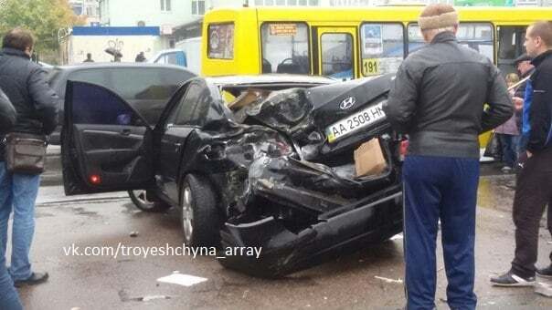 У Києві автомобіль протаранив зупинку: фото з місця ДТП