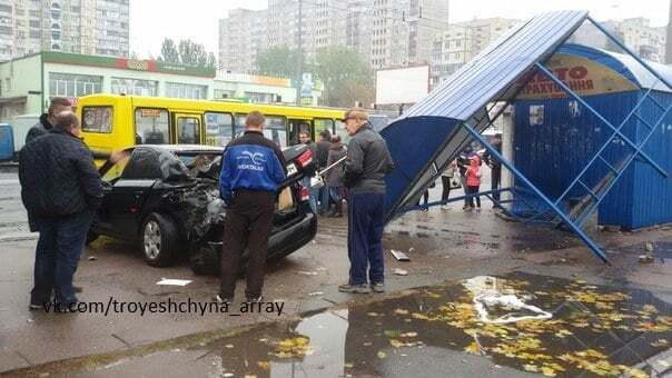 В Киеве автомобиль протаранил остановку: фото с места ДТП