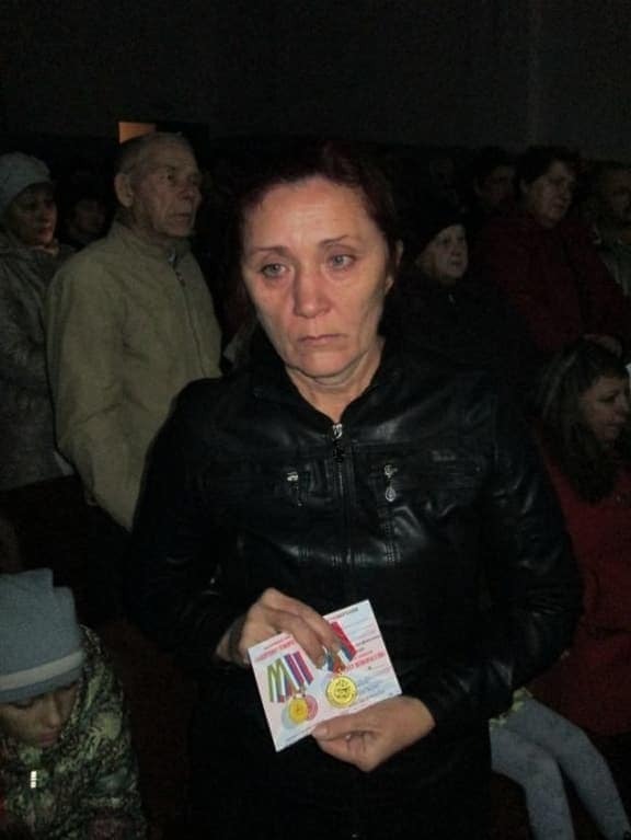 Мати алтайського "героя Новоросії" вбили під меморіальною дошкою сина через "гробові" гроши
