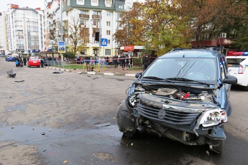 Осколки разметало по всему перекрестку: подробности ДТП в Ивано-Франковске