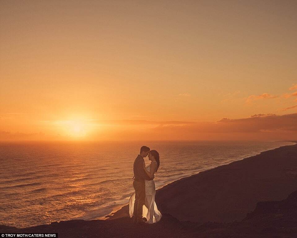 Пара устроила незабываемую свадьбу в Исландии, пригласив только одного гостя