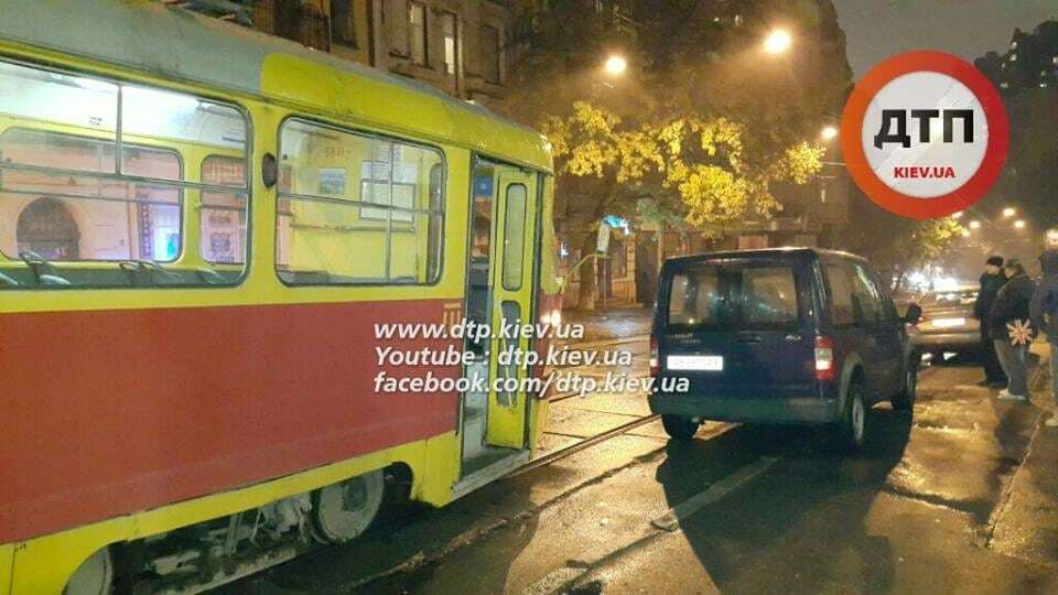 Помогли трамваю: в Киеве полиция эвакуировала автомобиль героя парковки