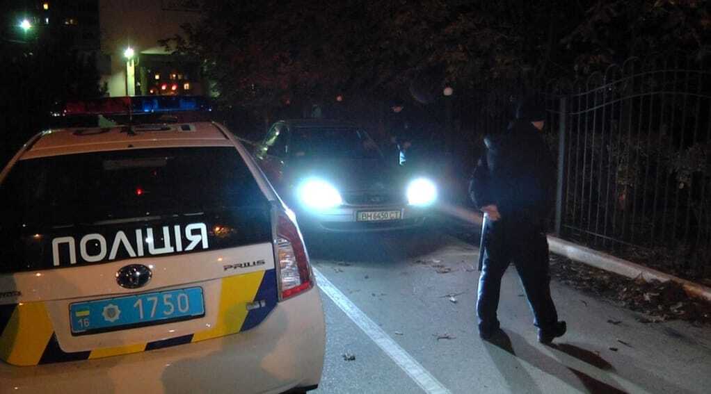 Поліція vs ДАІ: копи взяли в облогу будівлю автоінспекції в Одесі, опубліковані фото