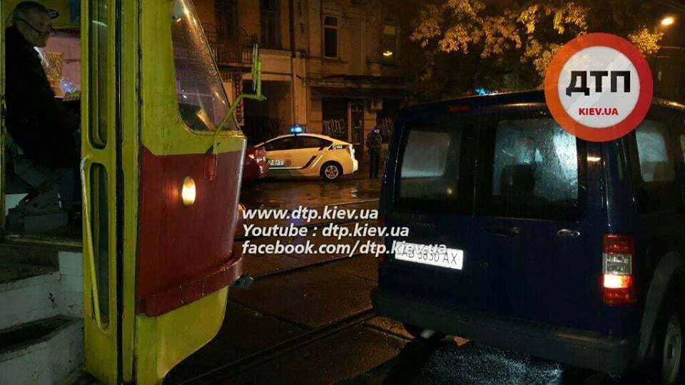 Допомогли трамваю: у Києві поліція евакуювала автомобіль героя парковки