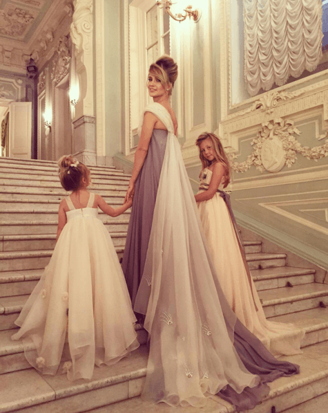 Глюкоза привела на бал своих маленьких принцесс: трогательные фото звезды с дочками