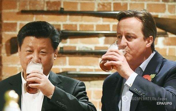 "Ты меня уважаешь?" Кэмерон напоил лидера Китая пивом в местном пабе: фоторепортаж