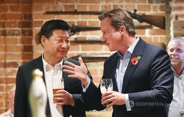 "Ти мене поважаєш?" Кемерон напоїв лідера Китаю пивом у місцевому пабі: фоторепортаж