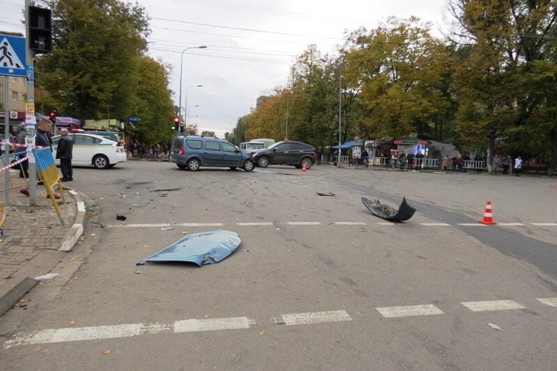 Осколки розкидало по всьому перехрестю: подробиці ДТП в Івано-Франківську