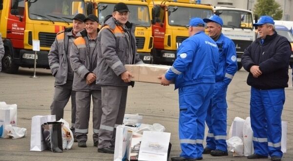 В Киеве экскаваторы устроили нереальное шоу: видео с высоты птичьего полета