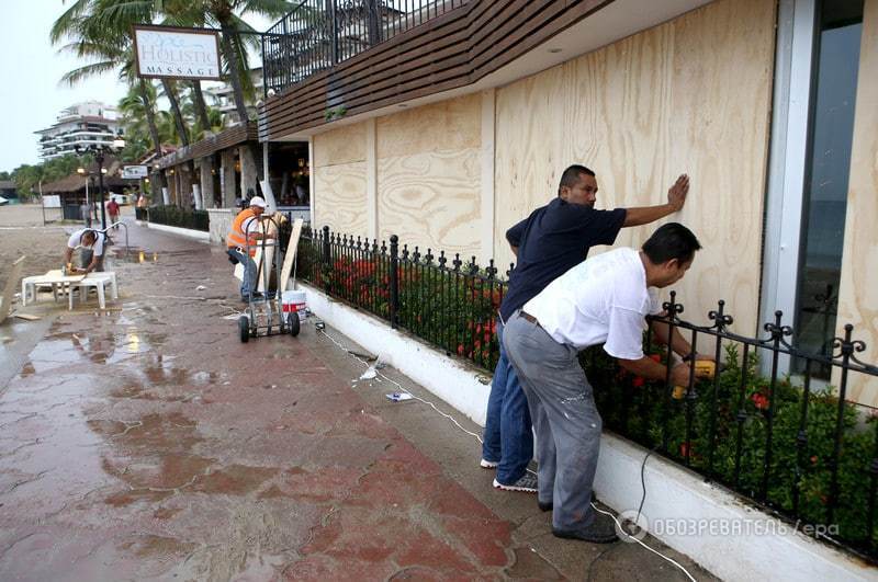 Сильнейший шторм "Патрисия" добрался до тихоокеанского побережья Мексики