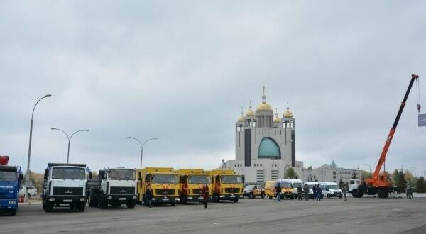 В Киеве экскаваторы устроили нереальное шоу: видео с высоты птичьего полета