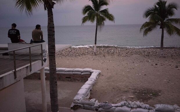 Сильнейший шторм "Патрисия" добрался до тихоокеанского побережья Мексики