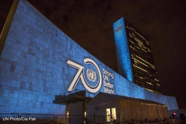 Неймовірна акція ООН: по всьому світу будівлі спалахнули блакитним світлом - фоторепортаж