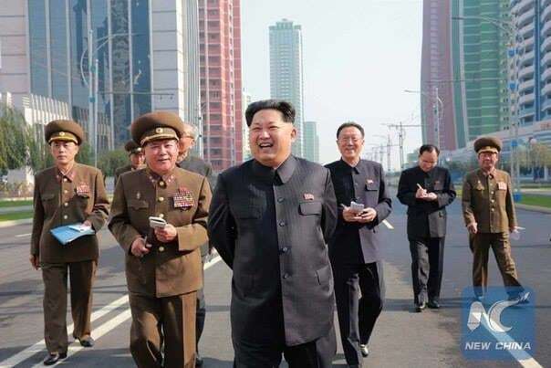 Веселый Ким Чен Ын со свитой прогулялся по пустынным улицам Пхеньяна: опубликованы фото