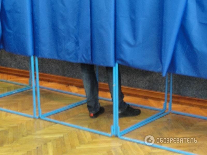 Голосование премьера: Яценюк долго стоял в кабинке и изучал бюллетень. Фото