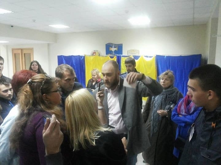 В Киеве поймали подозрительного наблюдателя со списком избирателей