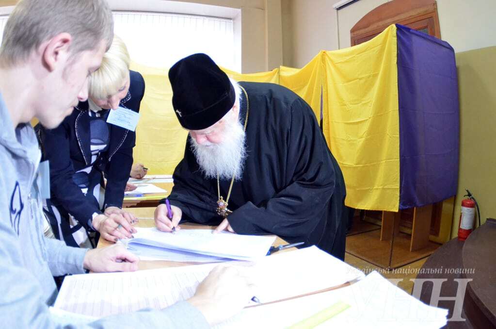 Патріарх Філарет одним із перших проголосував на виборах: опубліковані фото і відео