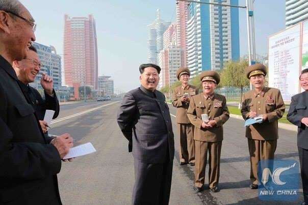 Веселий Кім Чен Ин з почтом прогулявся по пустельних вулицях Пхеньяна: опубліковані фото