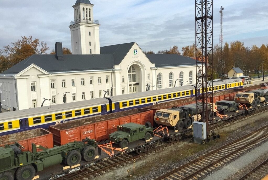 До Естонії прибув ешелон військової техніки США: фоторепортаж