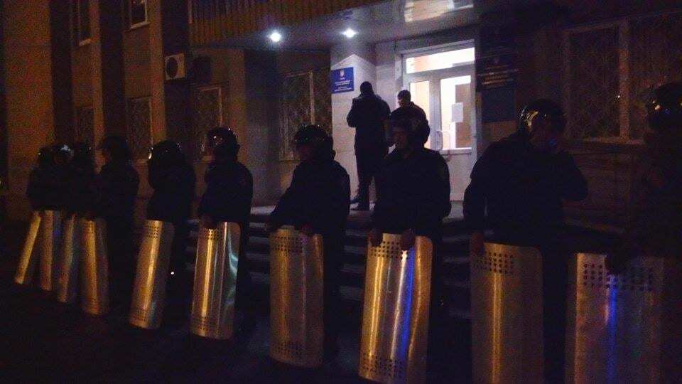 В Красноармейске силовики окружили здание ТИК: опасаются "титушек"
