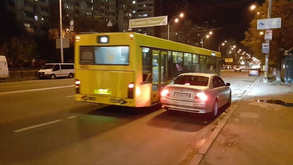 В Киеве герой парковки с донецкими номерами "оккупировал" остановку