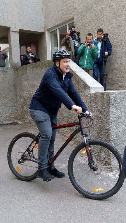 Саакашвили приехал голосовать на велосипеде: фотофакт