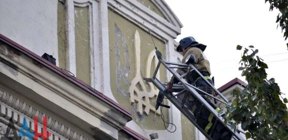 Терористи знищили українську символіку в Донецьку: фотофакт