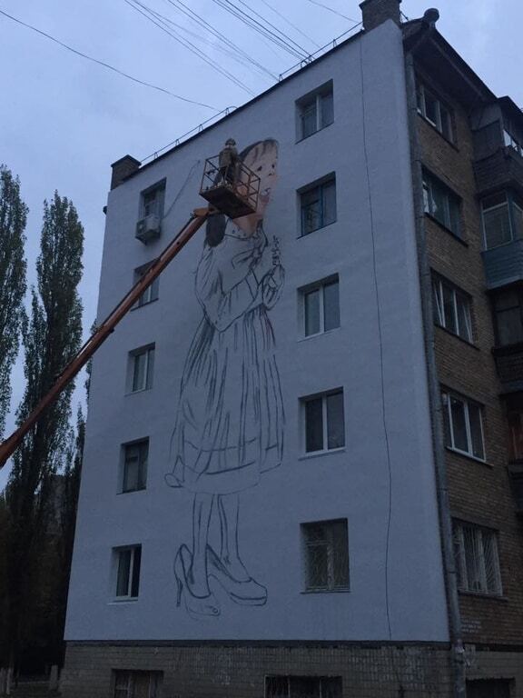 В Киеве нарисуют мурал с маленькой модницей: фотофакт