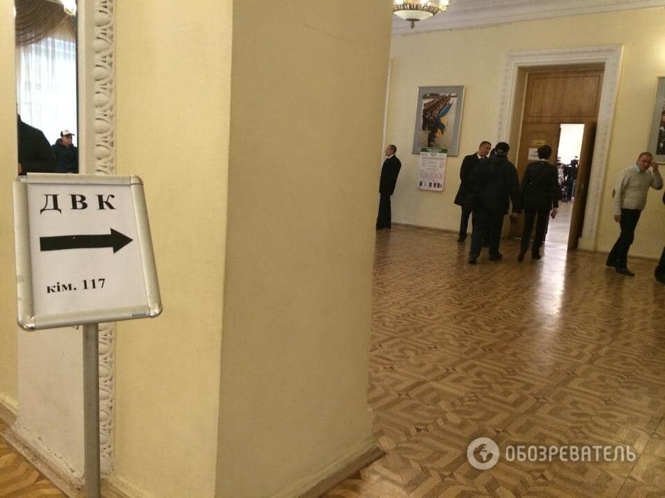 Порошенко проголосовал в Доме офицеров